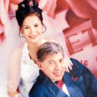 謝潑德（右）與第七任妻子泰國籍的旺。（互聯網圖片）