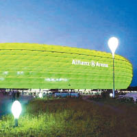 德國慕尼黑的安聯球場亮燈悼念。（互聯網圖片）