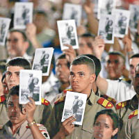 士兵手持卡斯特羅的照片，致以哀悼。