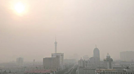 河北省石家莊昨日被霧霾籠罩。（互聯網圖片）
