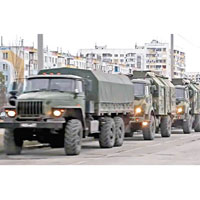 俄軍裝甲車進入克里米亞。（互聯網圖片）