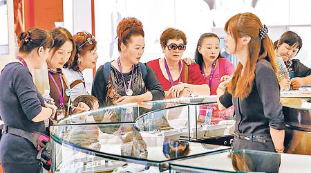 以往有不少陸客會到台灣的鑽飾店購物。（中時電子報圖片）