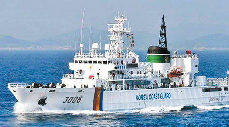 南韓海軍近日加強打擊非法捕漁，頻頻派出海警船巡邏。（互聯網圖片）