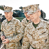 麥提斯（右）○三年視察準備攻打伊拉克的美軍部隊。