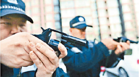 公安部擬立法規定公安人員受襲時可使用武器。（互聯網圖片）