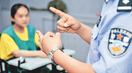 警方行動中成功解救近百名聾啞人士。