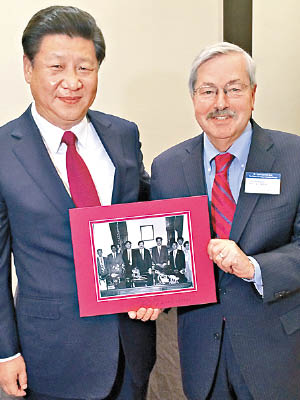傳與習近平（左）相識多年的布蘭斯塔德（右）或成為新任駐華大使，圖中手持照片為多年前兩人有份的合照。（互聯網圖片）