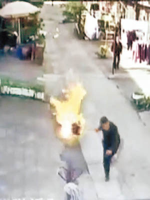 蔡定峰拖着着火的煤氣罐狂奔。（互聯網圖片）