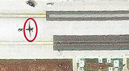 疑似大型無人機（紅圈示）出現在航母彈射器試驗場上。