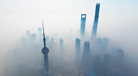 上海昨日發出空氣重污染藍色預警。（互聯網圖片）