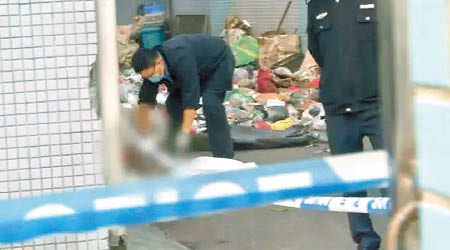警方在垃圾堆中找到男嬰屍體。（互聯網圖片）