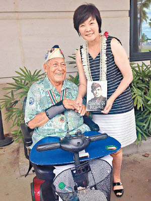 安倍昭惠（右）到夏威夷與老兵合照。（資料圖片）