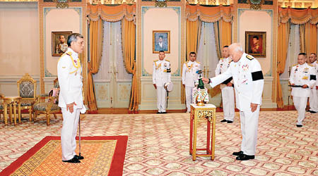 佛齊拉隆功（左）任命新樞密院成員，炳‧廷素拉暖（右）續任主席。（泰國宮務處圖片）