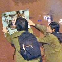 青年勞團成員在蔡英文官邸側門噴字抗議。