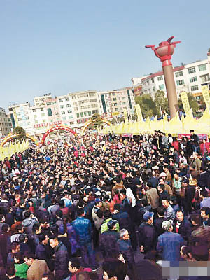 彩民聚集抗議彩票涉嫌造假。（互聯網圖片）