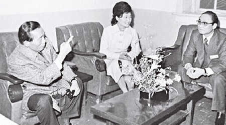 崔泰敏（右）與朴槿惠（中）及朴正熙（左）關係密切。（黑白圖片）