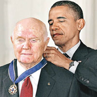 格倫（左）曾獲奧巴馬頒發總統自由勳章。