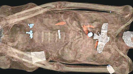木乃伊的身體清晰可見。（大英博物館圖片）