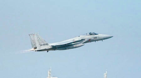 網民拍下日本那霸基地有多架F15戰機掛彈起飛。（互聯網圖片）