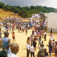 意外發生後，當局出動起重機清理瓦礫。（尼日利亞政府圖片）