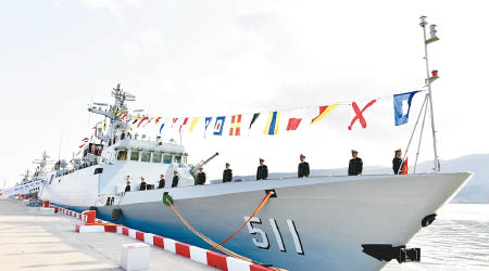 中國新型導彈護衞艦保定艦舉行入列儀式。（中新社圖片）