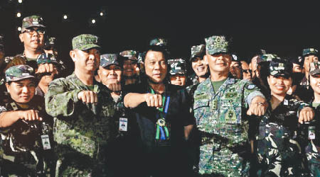 菲律賓總統杜特爾特（中）派特使到北京接受中國售菲的武器。（資料圖片）