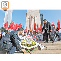香港：團體到和平紀念碑獻花。（梁耀榮攝）