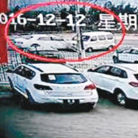 李男所駕駛的賓利房車（紅圈示）撞向客貨車。