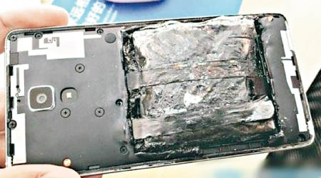 涉事小米4手機的電池腫脹燒毀。（互聯網圖片）