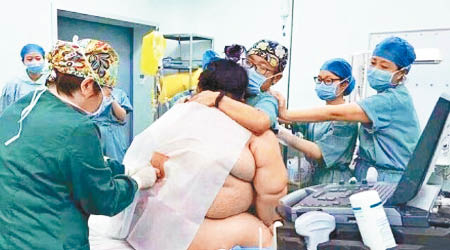 醫護人員從孕婦背後穿刺針作麻醉。（互聯網圖片）