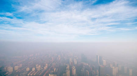 從另一角度看，污染物集中近地面層，高空卻是晴朗天氣。