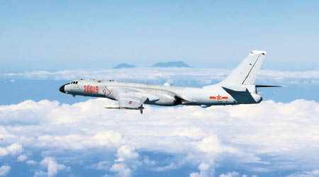 解放軍空軍在微博發布一張轟6K與台灣高山的「合照」。（互聯網圖片）