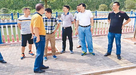 宜春市委副秘書長雷恩奇（右二）被揭找「替身」開會。