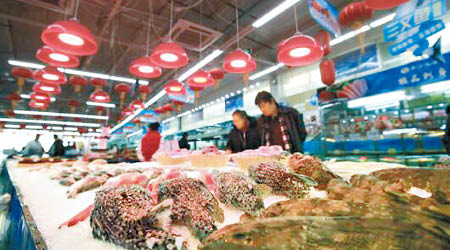 南沙群島多種海產於北京商場販售。（互聯網圖片）