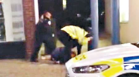 途人拍到其中一名警員連番出拳攻擊男子。