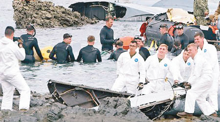 美軍人員面露笑容在殘骸前拍照留念。（互聯網圖片）