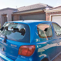 汽車的車窗全遭砸破。（互聯網圖片）