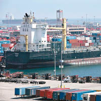 特朗普團隊考慮對入口貨物增收關稅，圖為停泊在加州港口的一艘貨櫃輪。（資料圖片）