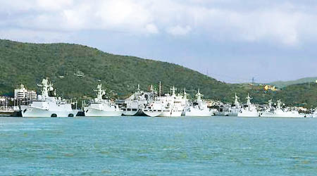 東海艦隊船隻停靠在軍港內。（互聯網圖片）