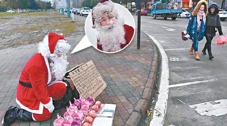 李婦扮成聖誕老人，向途人兜售「平安果」，為兒子籌集醫藥費。（互聯網圖片）
