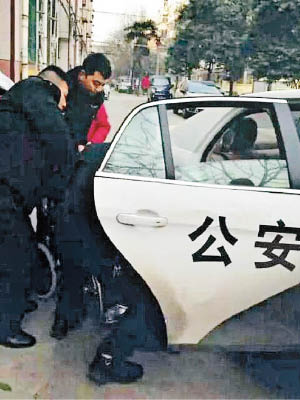 警員和街坊合力把長者抬上警車。（互聯網圖片）