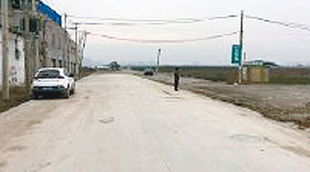 政府認為查丁的道路屬於違建，責令拆路。（互聯網圖片）