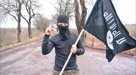 男子打扮成極端回教組織「伊斯蘭國」（IS）分子。
