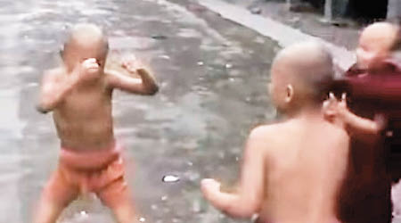 兩名泰國童僧拳來腳往。（互聯網圖片）
