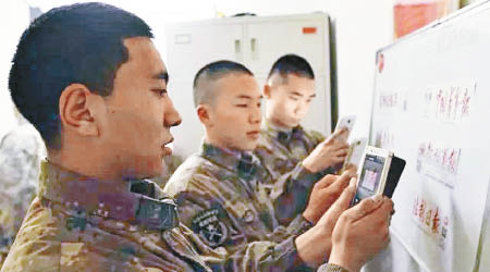 解放軍士兵使用智能手機普遍，屢掀洩密危機。（資料圖片）