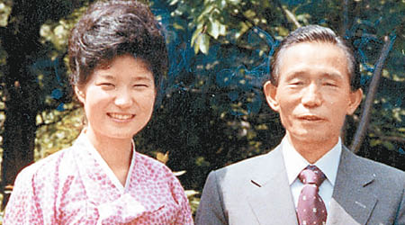 朴槿惠（左）與父親朴正熙合照。