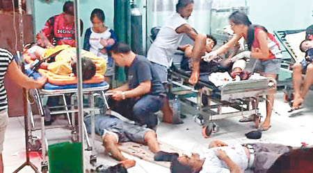 大批傷者送院救治。（互聯網圖片）