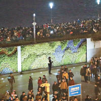 上海<br>上海外灘跨年活動再取消，交警續「拉鏈式」管控過馬路人潮。（中新社圖片）
