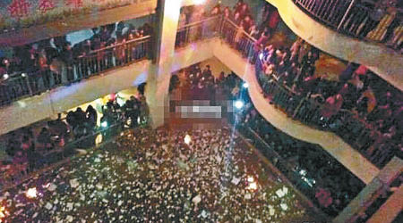 陝西<br>普集中學學生燒書抗議校方取消元旦晚會。