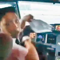 普爾納在機艙內行為失控，被乘客揭發圖醉酒飛行。